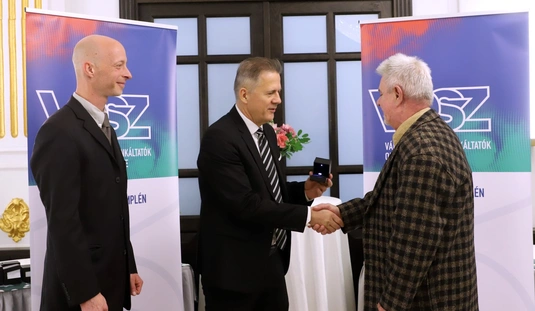 Mancs kitűző átadasa PRIMA díjasoknak a Vigadóba 