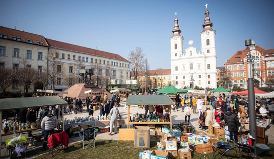 Régiségvásár a Hősök terén  