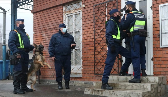 Rendészeti ellenőrzés az Újgyőri főtéren 