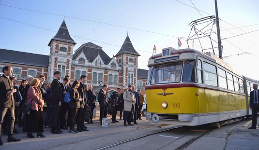 Rendhagyó Villamos Szakest 