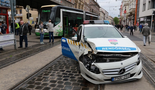 Rendőrautó rohant villamosba a Centrumnál 