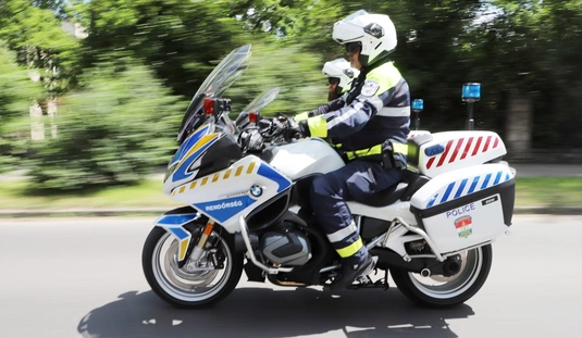 Két új BMW rendőrmotor állt szolgálatba 