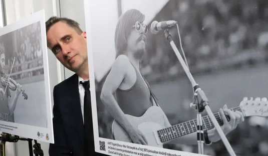 Rockfotó kiállítás a városháza aulájában 