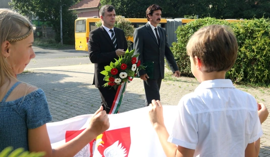 Megemlékezés és koszorúzás a Romek emlékoszlopnál 