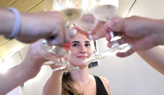 Sajt és borkóstoló élőzenével a Kezdetben  