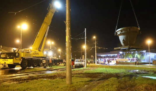 Kohászati emlékmű: Helyére került a salaküst az Újgyőri főtéren 