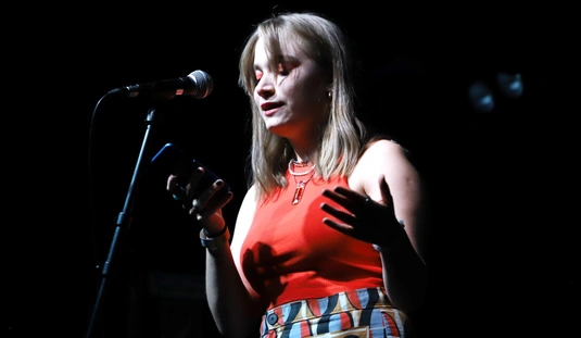 Slam Poetry a Helynekemben 