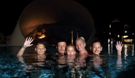 Strandok Éjszakája a Barlangfürdőben 