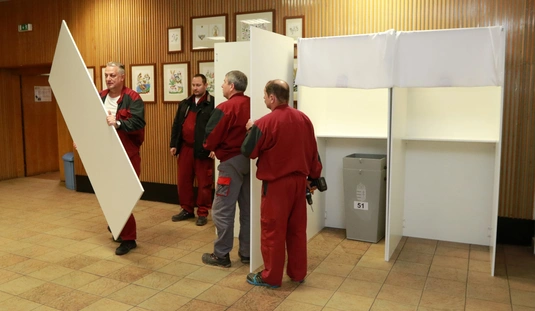 Épülnek a szavazókörök 