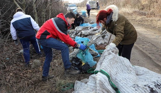Szemétszedés a Lajta utca végén 