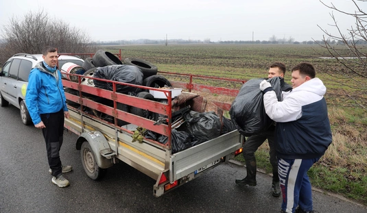 Szemétszedés a Szennyvíztelepi úton  
