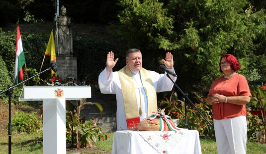 Megemlékezés és koszorúzás Felsőhámorban, a Szent István-szobornál 