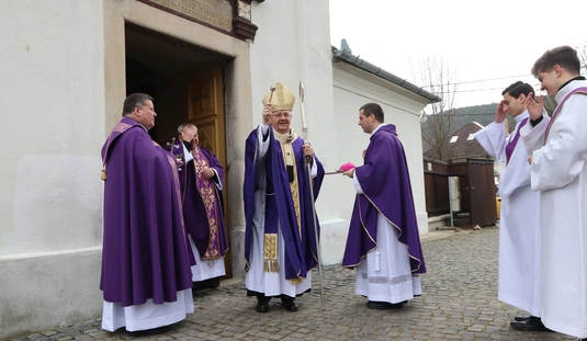 Szentmise a diósgyőri római katolikus templomban 