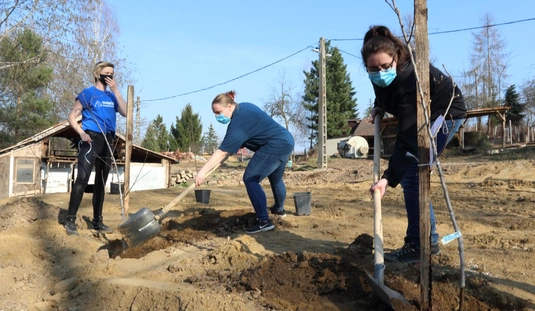 Közösségi faültetés és projektzáró a Szimbiózis alapítványnál 