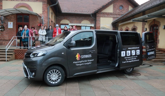 Új kisbusz a Szimbiózis Alapítványnál 