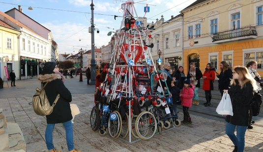 Absztrakt installációt avattak a Fogyatékos Emberek Nemzetközi Napján 