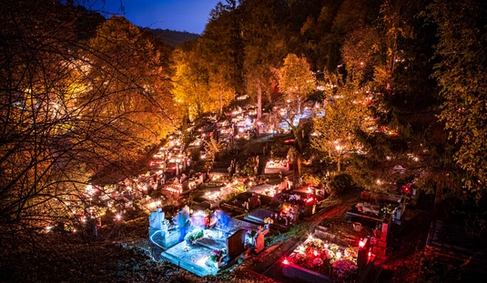 Mindenszentek estéje a Hámori temetőben 