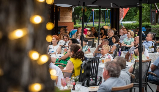 Testbeszéd vacsoraszínház a Népkerti Vigadóban 