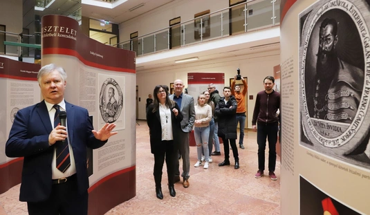 Tisztelet a tiszteletbeli konzuloknak vándorkiállítás az egyetemen 