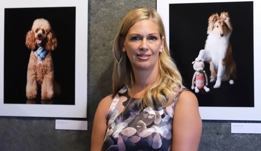 Tóth Zsuzsa Kutyára hangolva című fotókiállítása az Ifiházban 