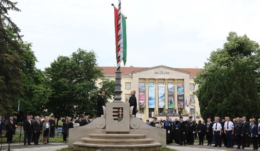 Trianon 100 - Megemlékezés az Országzászlónál 