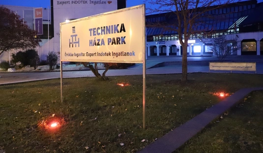 Lámpagyújtás a Tudomány és Technika Háza előtt 