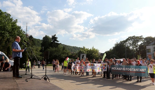 Tüntetés a státusztörvény bevezetése ellen 