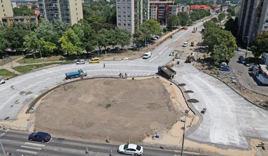 Épül a négysávos Vörösmarty utca és a turbó körforgalom 