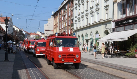 Tűzoltóautó kiállítás és felvonulás 