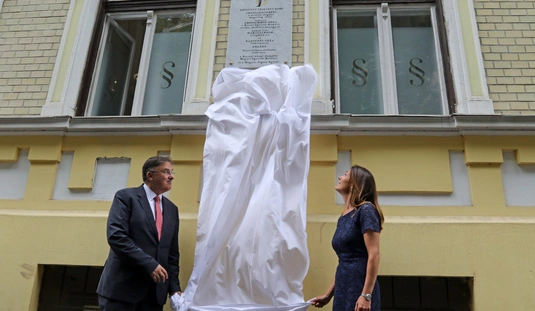 Emléktábla avató a megyei ügyvédi kamaránál 