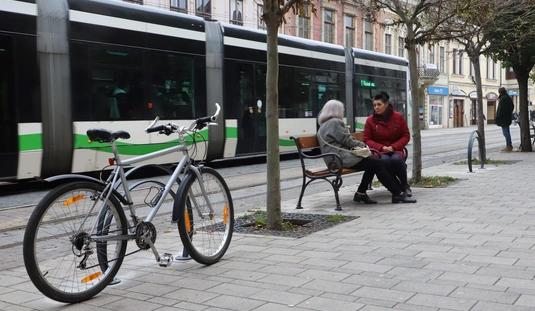 Új padok, biciklitárolók és szemetesek a főutcán 