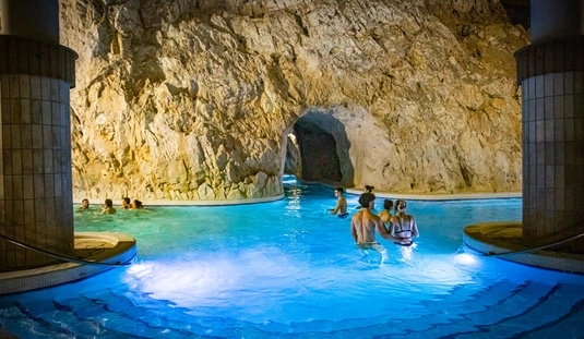 Valentin éjszakai fürdőzés a Barlangfürdőben 