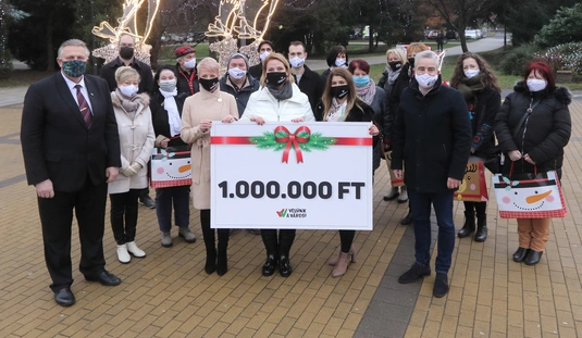 Veres Pál polgármester és a Velünk a Város frakció karácsonyi ajándéka 