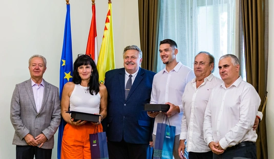 Világbajnok vízilabdázókat köszöntöttek a Városházán 