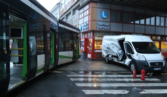Kiütötte a villamost a Centrumnál egy autó 
