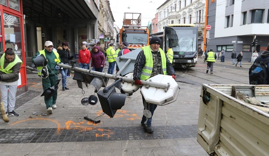 Hajnali villamos baleset - műszaki mentés 