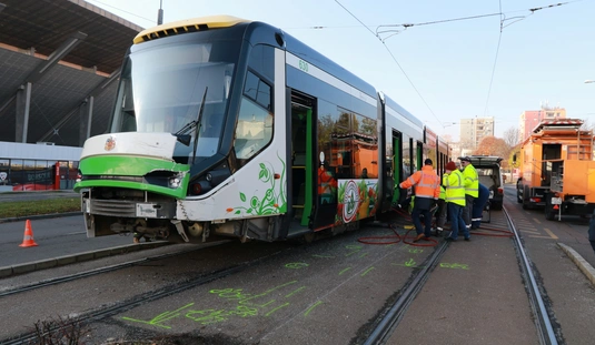 Folyamatban a balesetes villamos műszaki mentése 