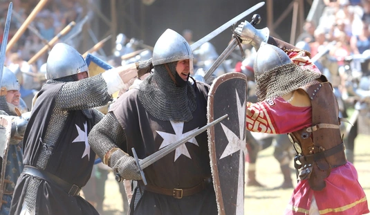 Miskolci hagyományörző Johanniták a Visegrádi Nemzetközi Palotajátékokon 