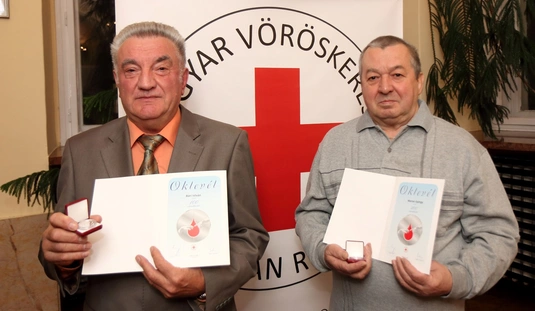 Véradókat köszöntött a Magyar Vöröskereszt a megyeházán 