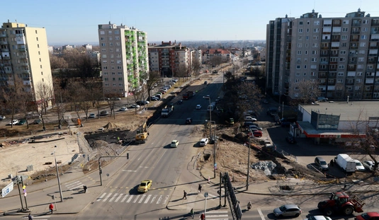 Készül a körforgalom a Vörösmarty és a Király utca kereszteződésében 