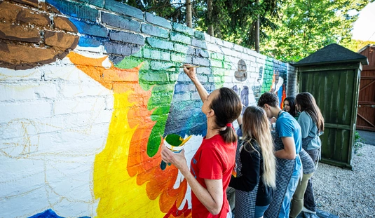 Waldorfos gyerekek díszítették a Csengey-kertet  