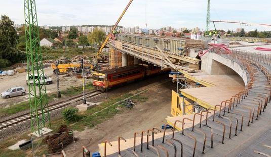 Épül az Y-híd 