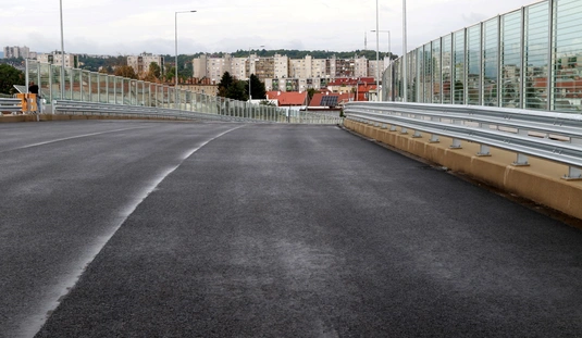 Véghajrában az Y-híd építése 