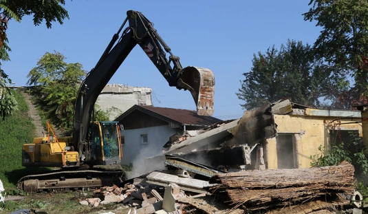 Bontják az ingatlanokat a Vörösmarty utcán 