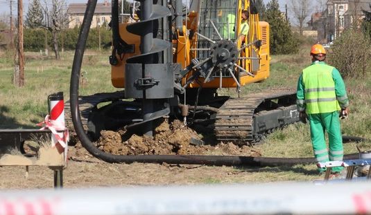 Y-híd építése: próbacölöpözés 