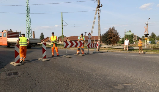 Lezárták a Vörösmarty utcai felüljárót 