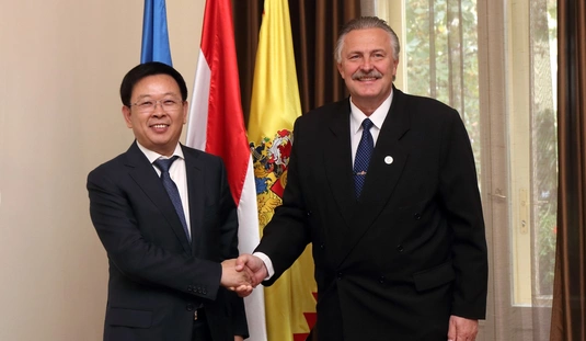 Yantai önkrományzati delegáció a városházán 