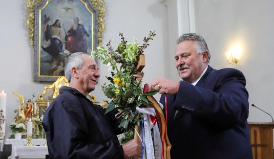 Csíksomlyóba tartó zarándokok köszöntése Görömbölyön 