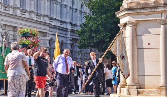 Zenés díszfelvonulás 