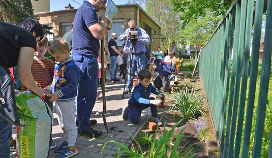 Mesevár Óvoda virágültetés a Föld napja alkalmából